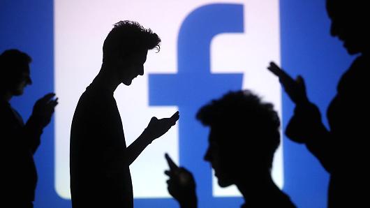 How to Track Someone's Private Messages on Facebook