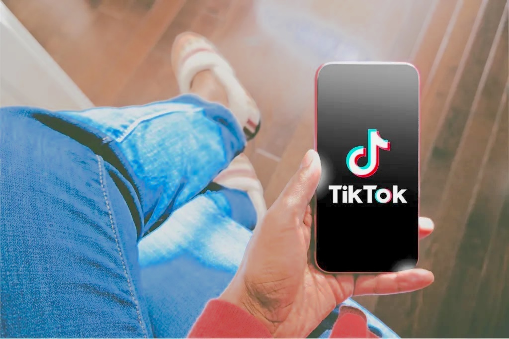 User troubleshooting TikTok notifications on a smartphone